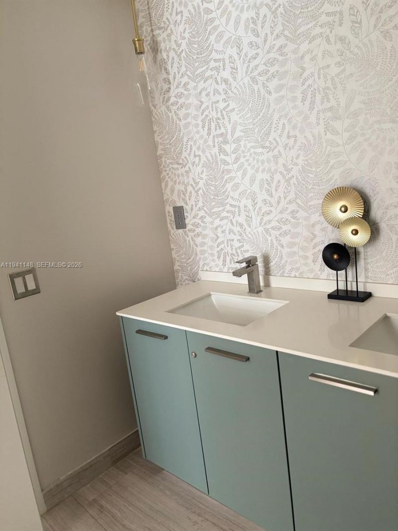 1300 Brickell Bay Dr, Miami, FL 33131 Photo