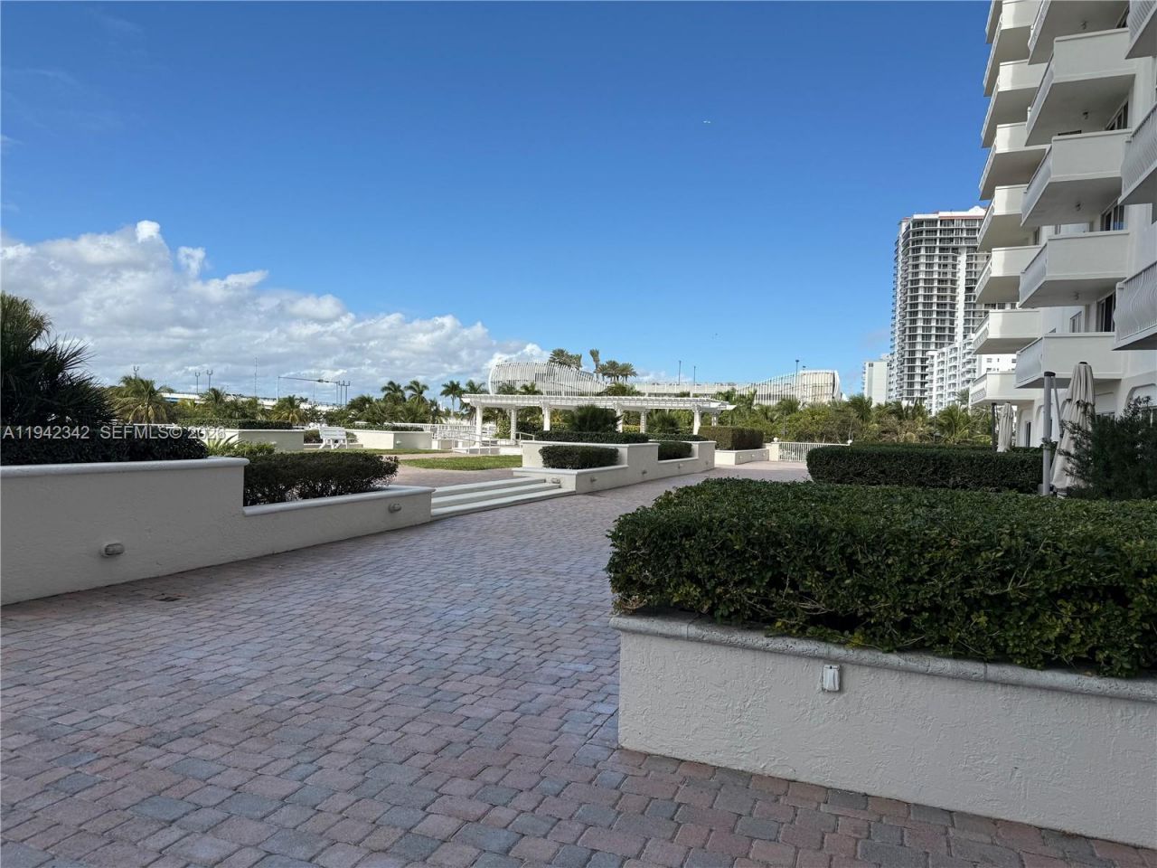 1 Las Olas Circle, Unit 306, Fort Lauderdale, FL 33316 Photo
