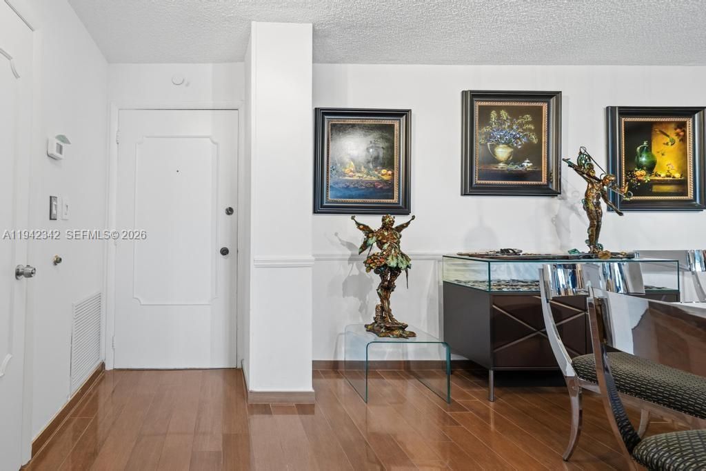 1 Las Olas Circle, Unit 306, Fort Lauderdale, FL 33316 Photo