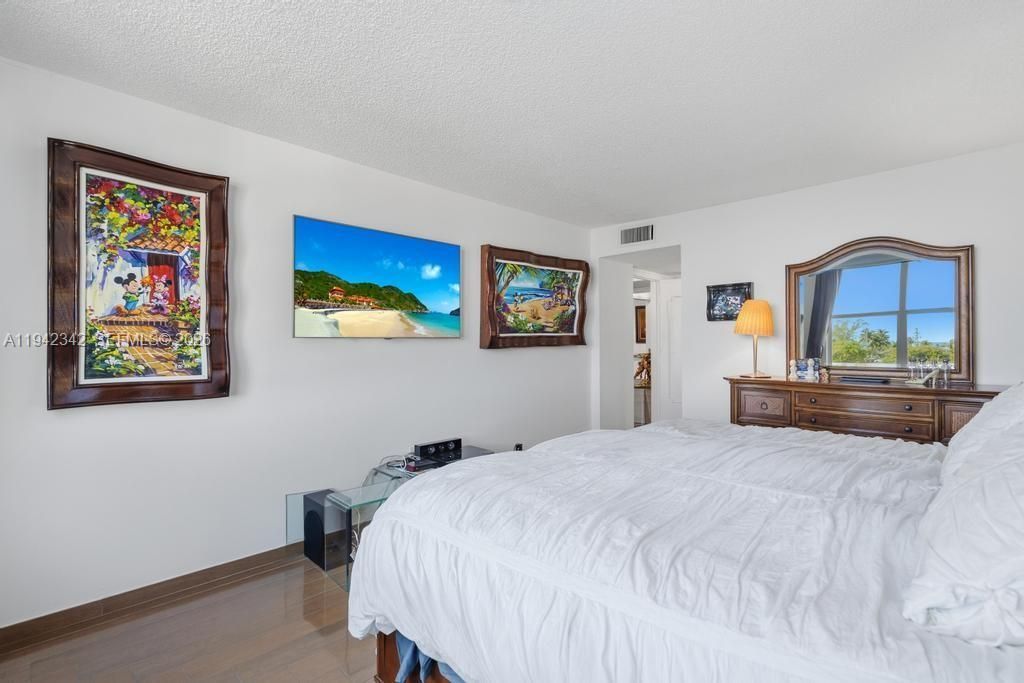 1 Las Olas Circle, Unit 306, Fort Lauderdale, FL 33316 Photo