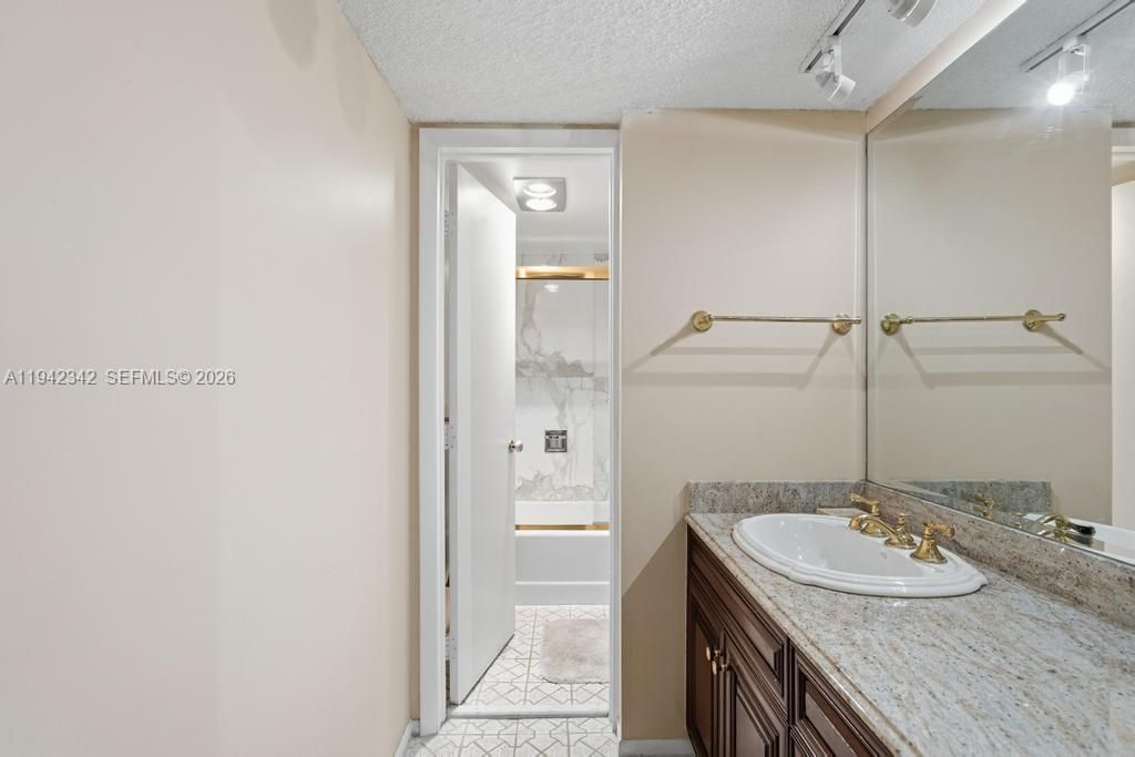 1 Las Olas Circle, Unit 306, Fort Lauderdale, FL 33316 Photo