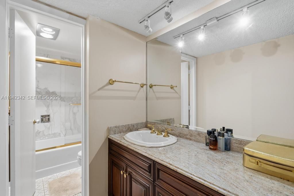 1 Las Olas Circle, Unit 306, Fort Lauderdale, FL 33316 Photo