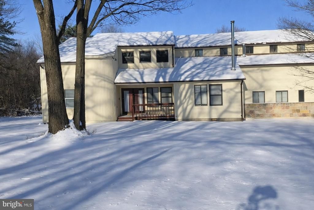 1689 CLOVER ROAD, LONG POND, PA 18334