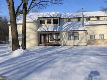 1689 CLOVER ROAD, LONG POND, PA 18334