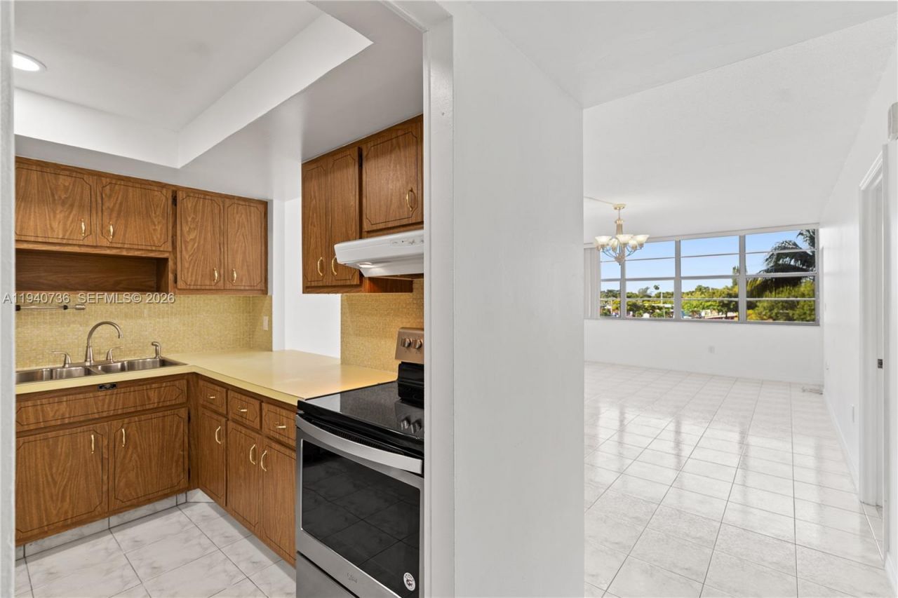 1351 NE Miami Gardens Dr, Unit 301E, Miami, FL 33179 Photo