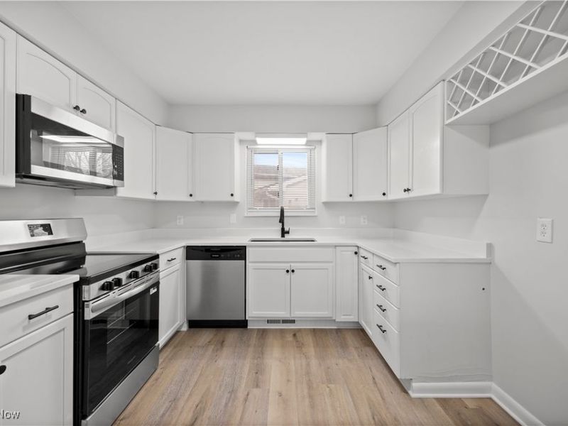 165 Meadow Drive, Elyria, OH 44035 Photo 4