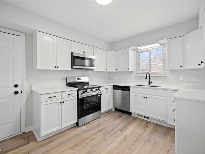 165 Meadow Drive, Elyria, OH 44035 Photo 7