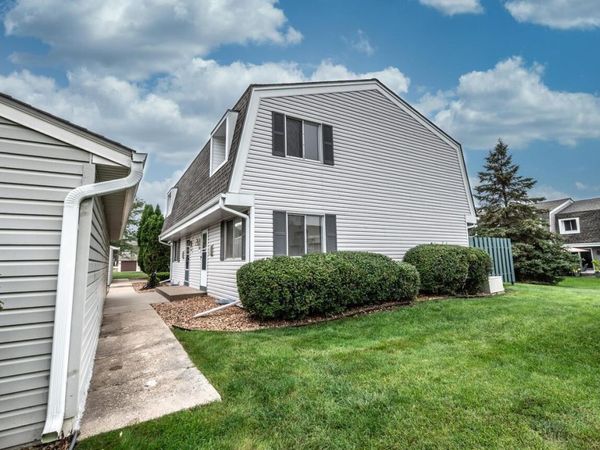 2321 Pond Avenue E, Maplewood, MN 55119