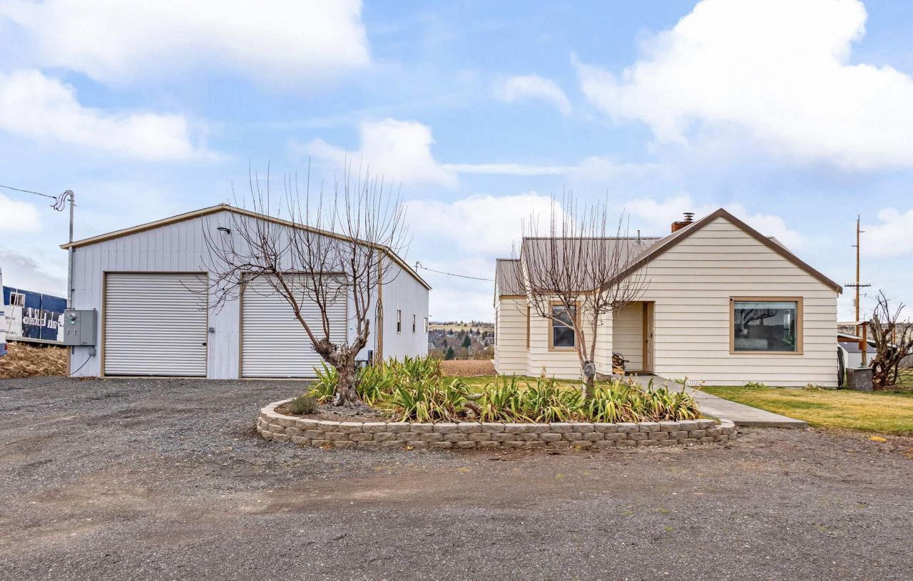 1030 S Adams Drive, Madras, OR 97741 Main Photo