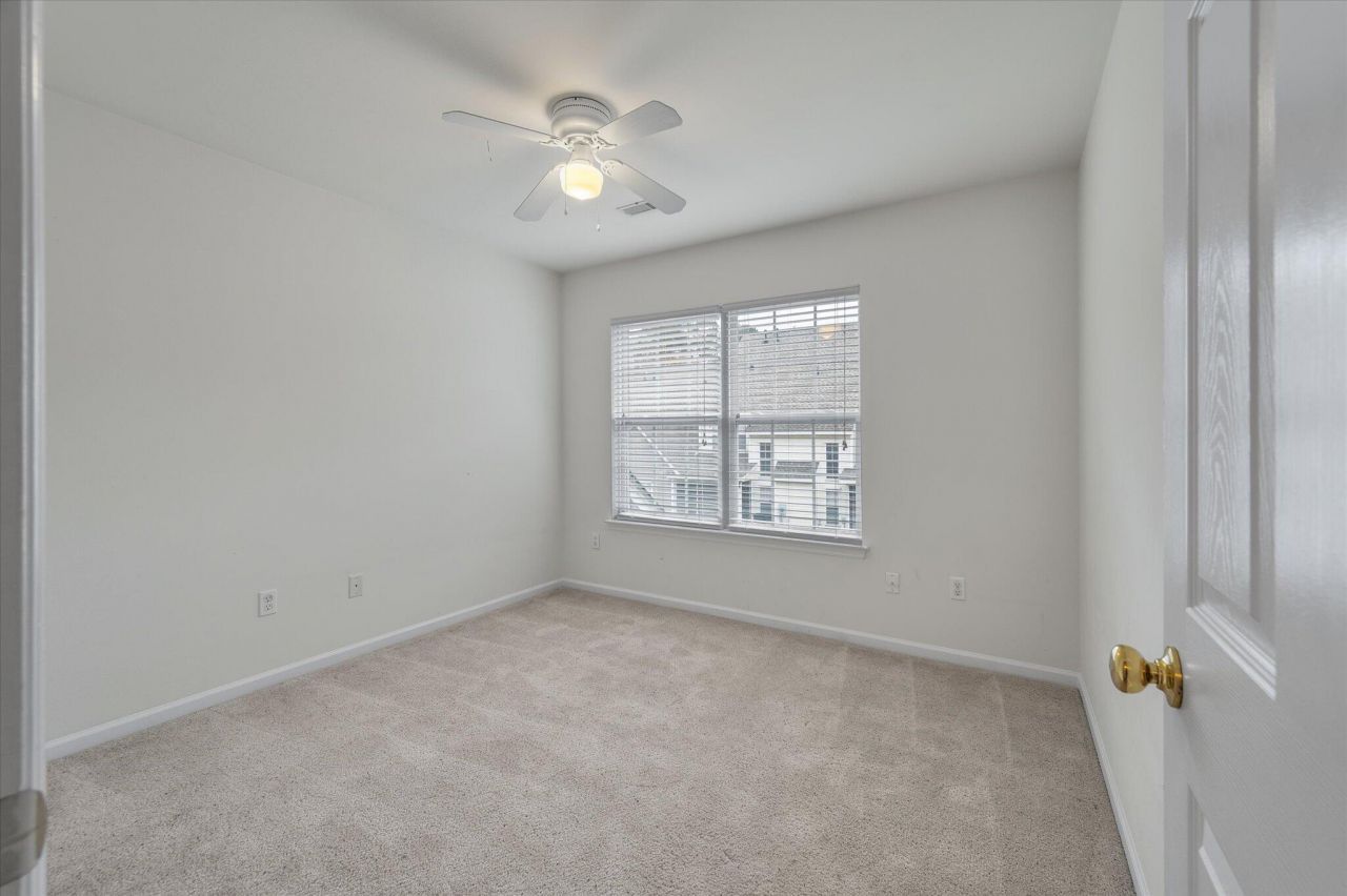 5208 Fernland Way Photo 32