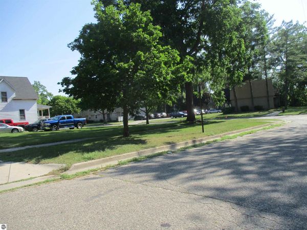 427 Downie Street E, Alma, MI 48801