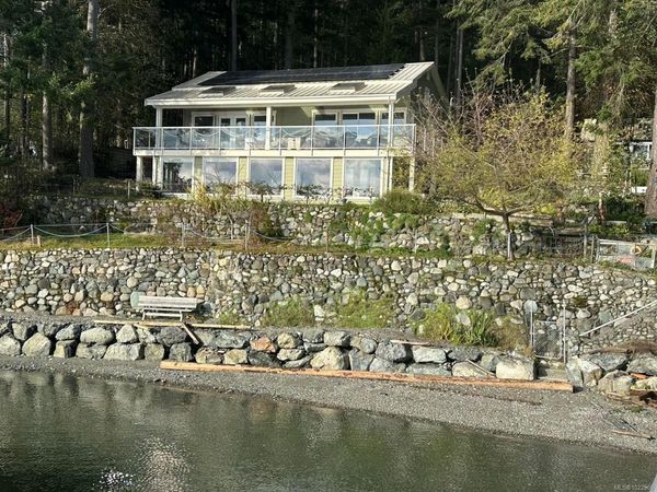 10 McKenzie Cres, Piers Island, BC V8L 5Y7