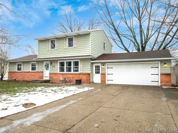 8252 Lamplight Drive, Jenison, MI 49428