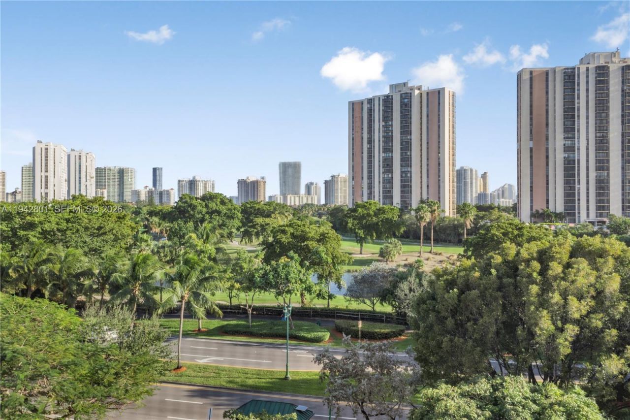 20500 W Country Club Dr , Unit 607, Aventura, FL 33180 Photo