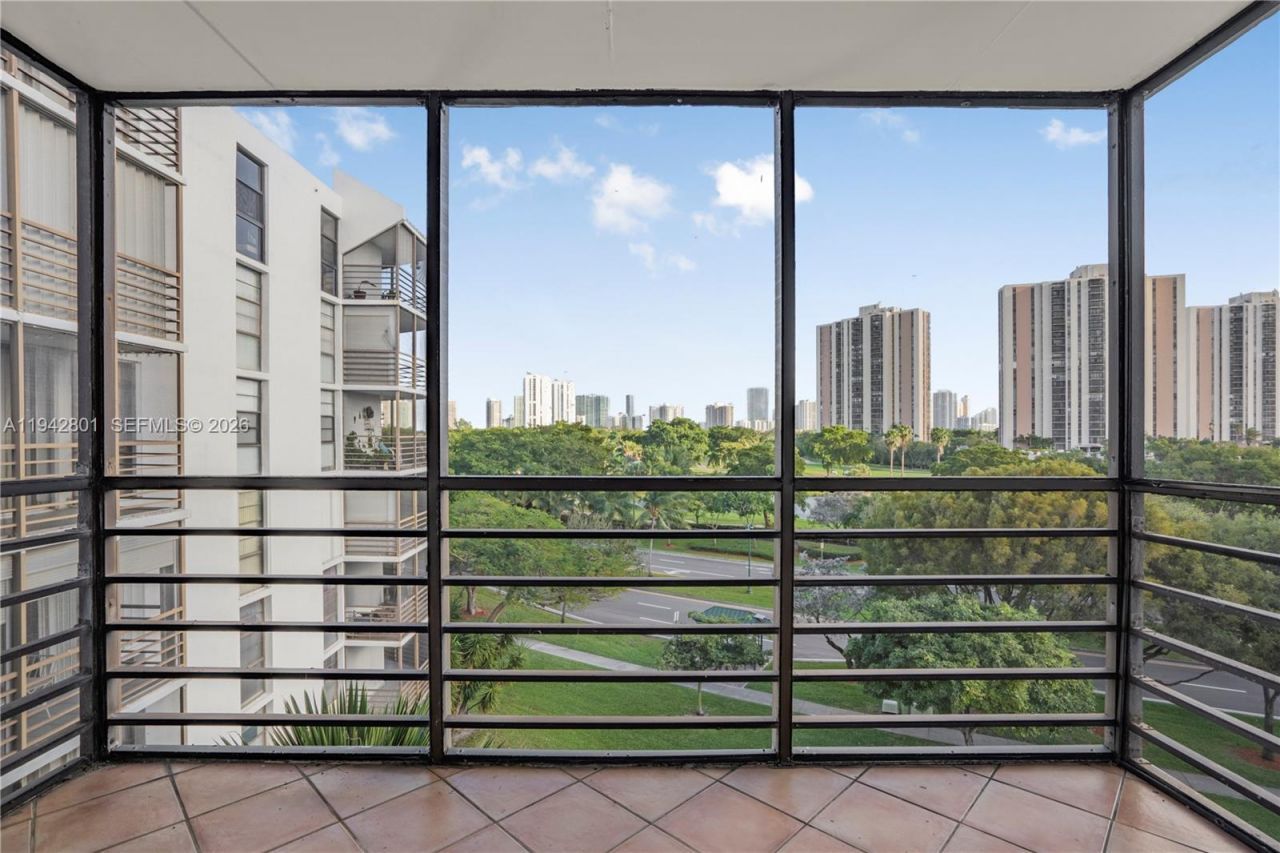 20500 W Country Club Dr , Unit 607, Aventura, FL 33180 Photo