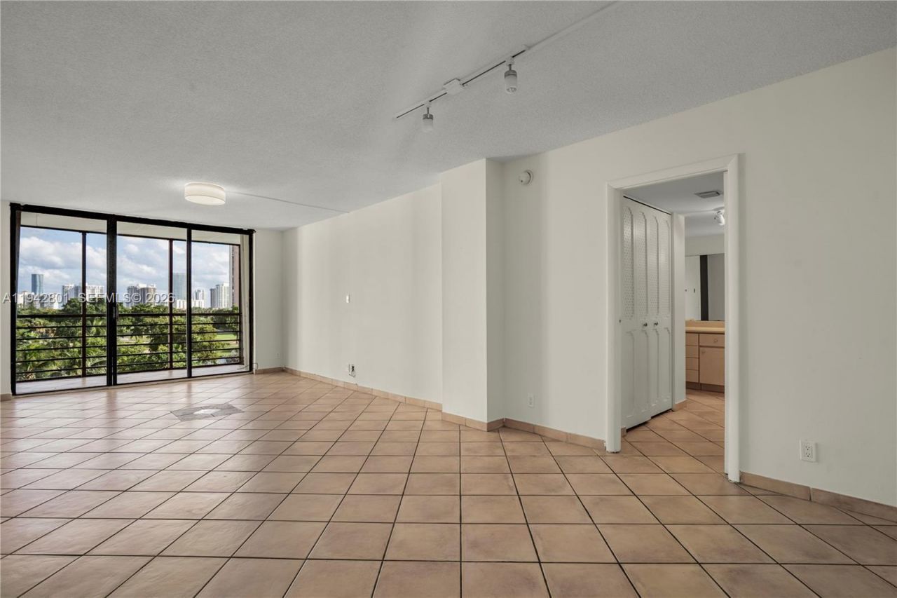 20500 W Country Club Dr , Unit 607, Aventura, FL 33180 Photo