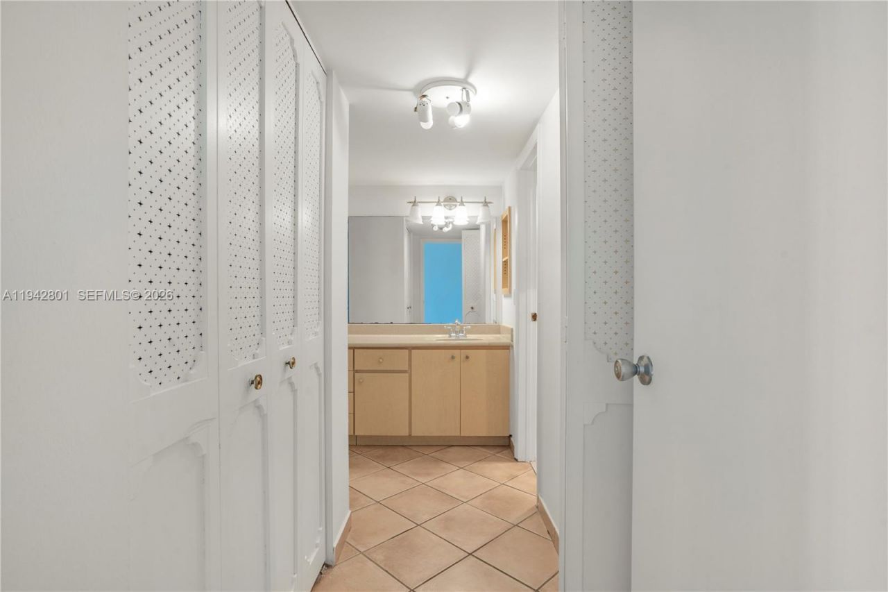 20500 W Country Club Dr , Unit 607, Aventura, FL 33180 Photo