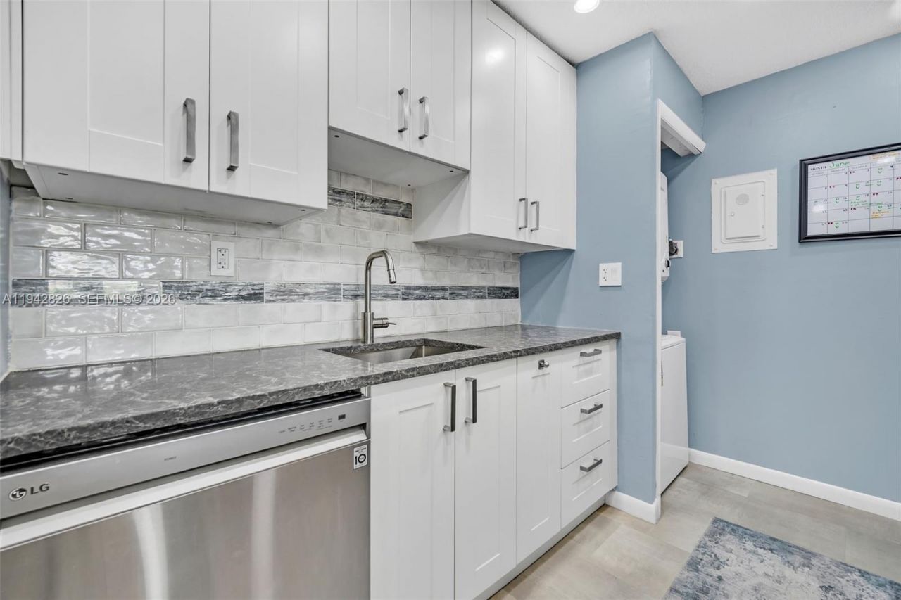 220 Lakeview Dr, Unit 308, Weston, FL 33326 Photo