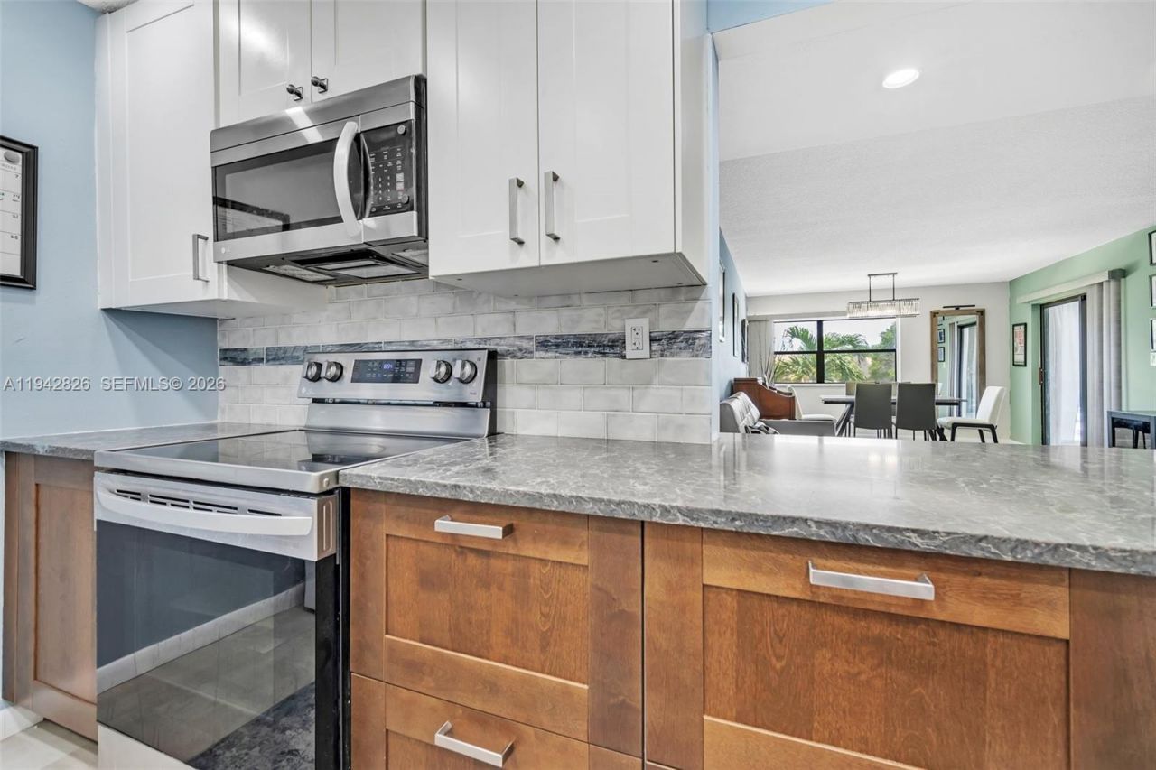 220 Lakeview Dr, Unit 308, Weston, FL 33326 Photo