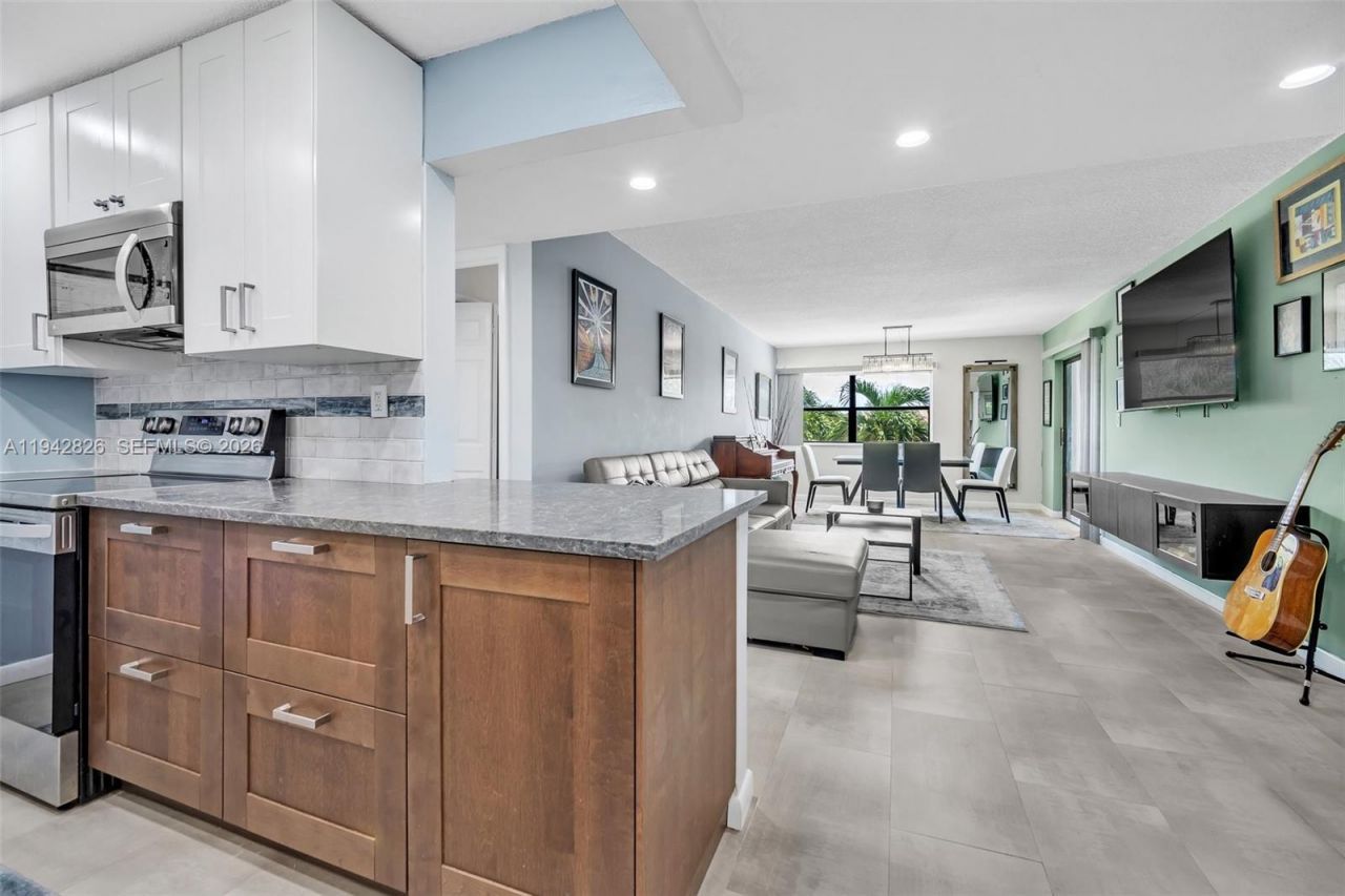 220 Lakeview Dr, Unit 308, Weston, FL 33326 Photo