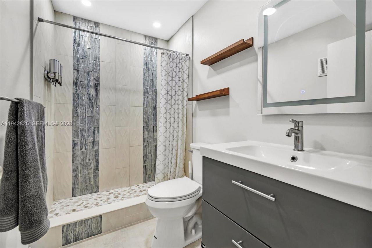 220 Lakeview Dr, Unit 308, Weston, FL 33326 Photo