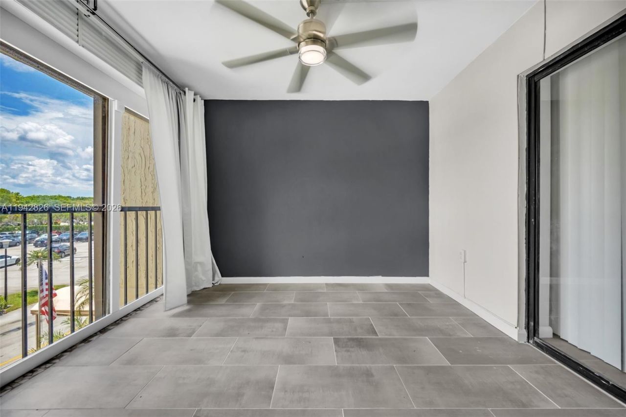 220 Lakeview Dr, Unit 308, Weston, FL 33326 Photo