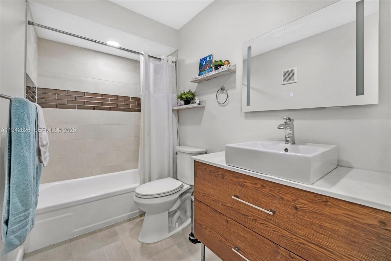 220 Lakeview Dr, Unit 308, Weston, FL 33326 Photo