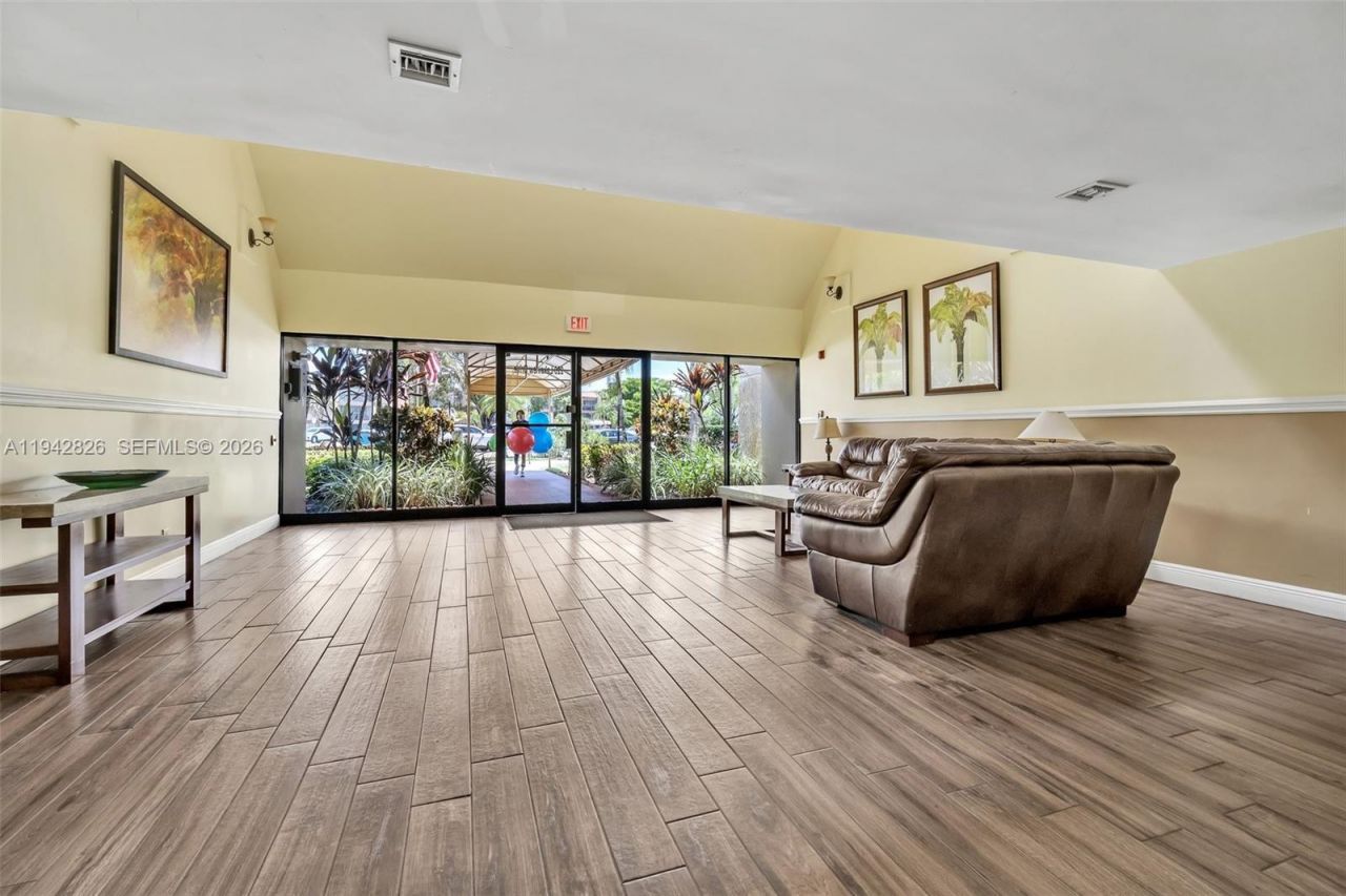 220 Lakeview Dr, Unit 308, Weston, FL 33326 Photo