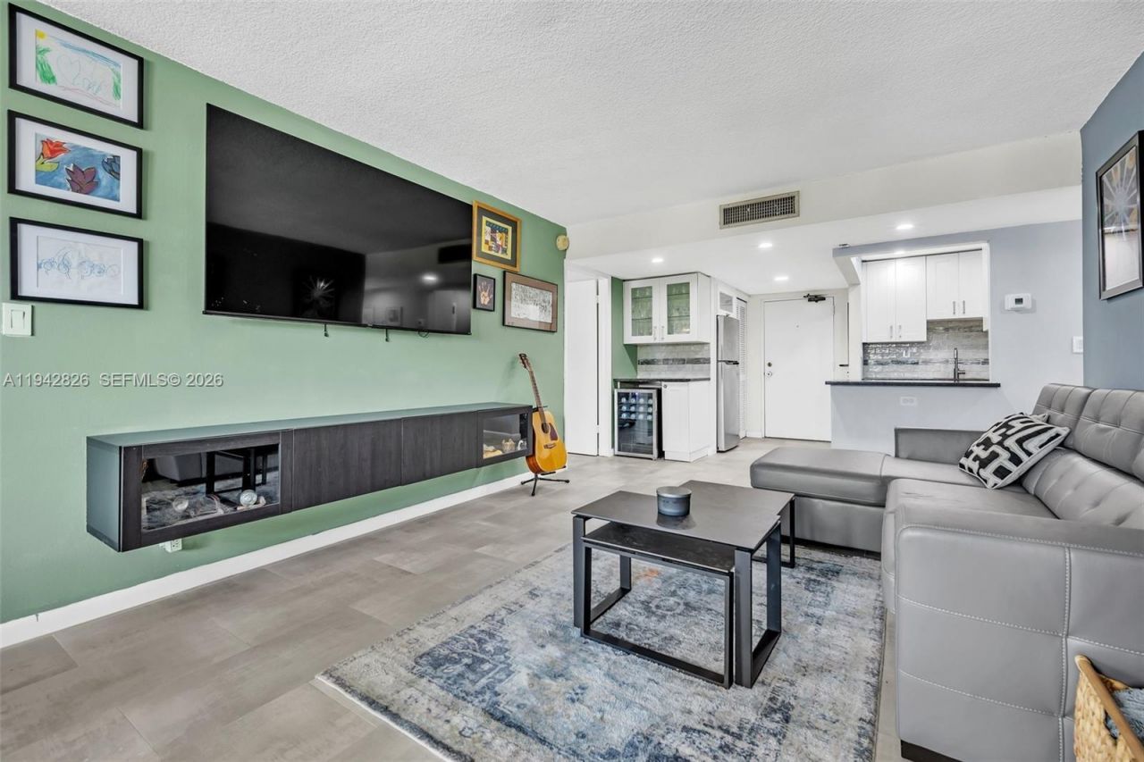 220 Lakeview Dr, Unit 308, Weston, FL 33326 Photo