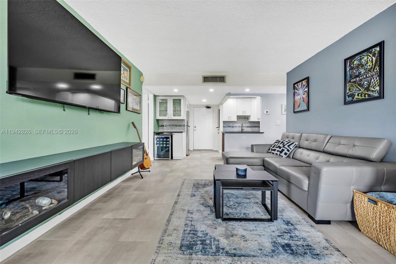 220 Lakeview Dr, Unit 308, Weston, FL 33326 Photo