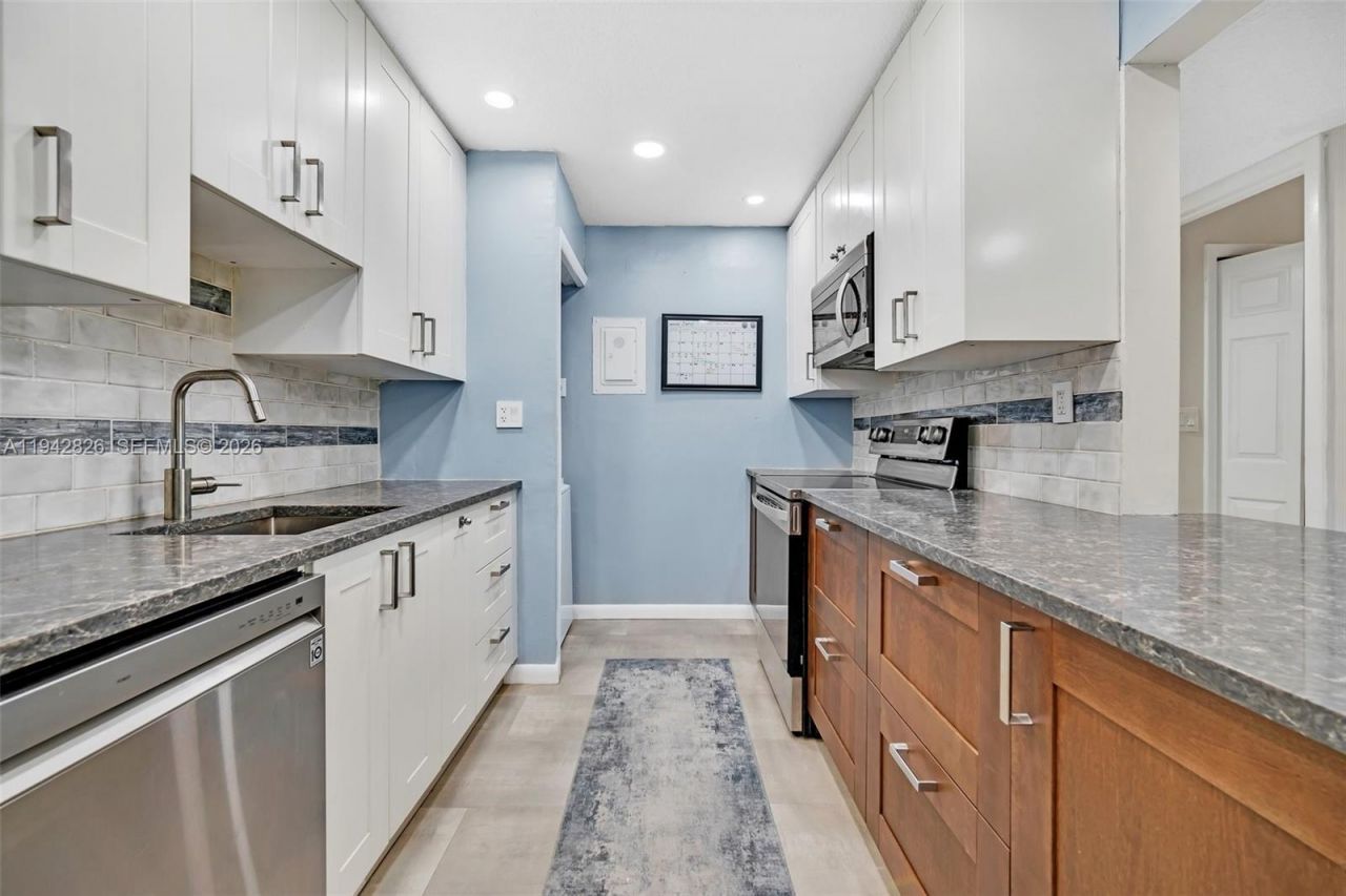 220 Lakeview Dr, Unit 308, Weston, FL 33326 Photo