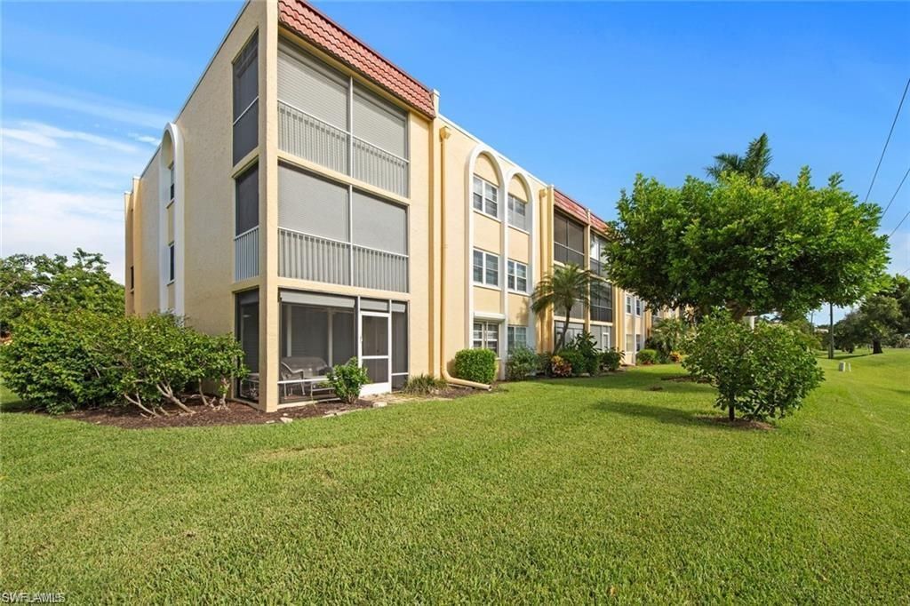 1085 Forest Lakes Dr, Unit 8305, Naples, FL 34105 Photo
