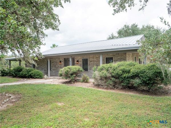 1371 Fannin Oaks Drive, Victoria, TX 77905