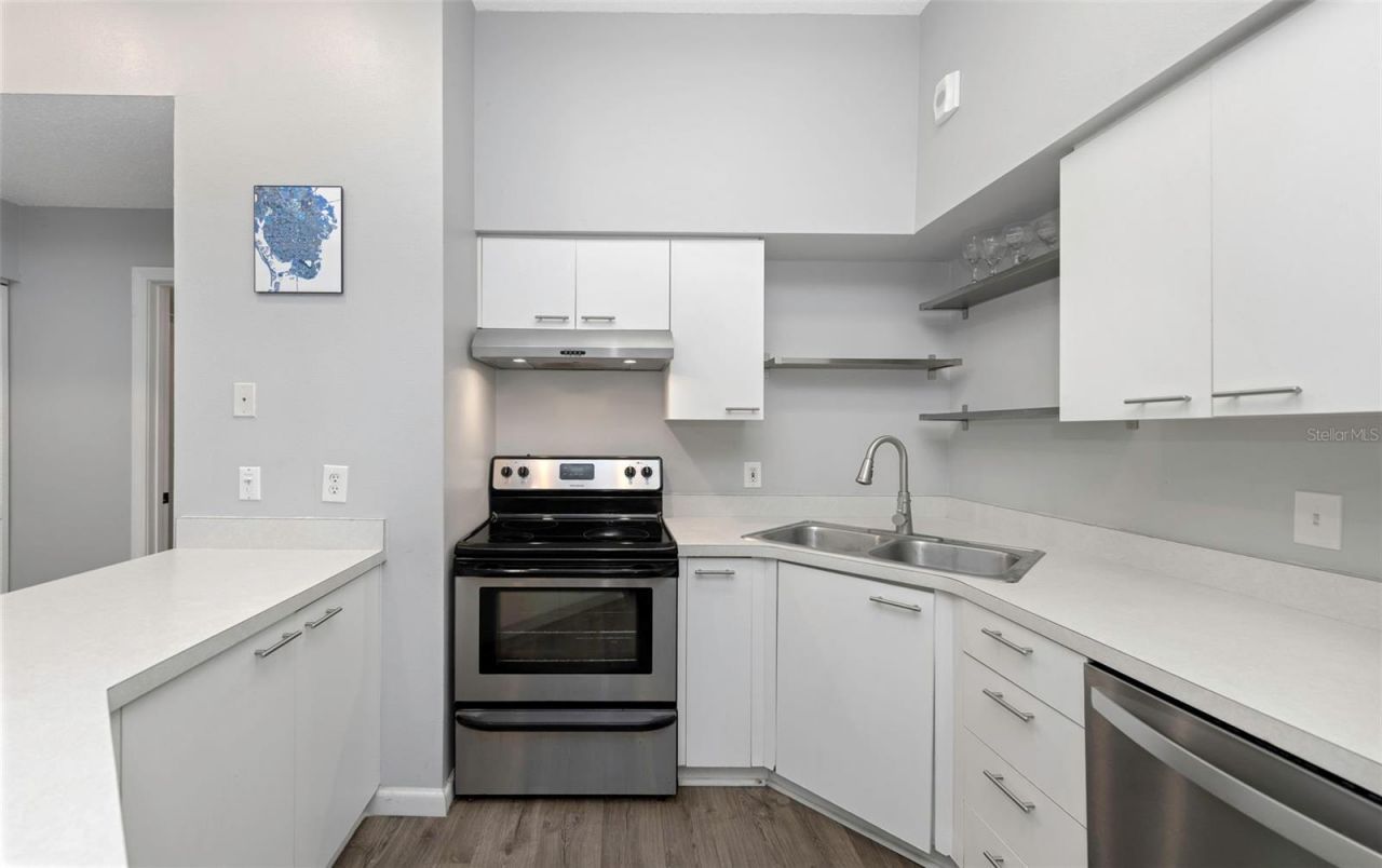 701 Mirror Lake Dr N Drive N, Unit 118, Saint Petersburg, FL 33701 Photo