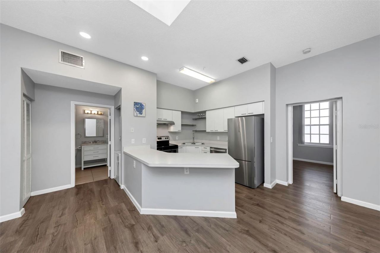 701 Mirror Lake Dr N Drive N, Unit 118, Saint Petersburg, FL 33701 Photo