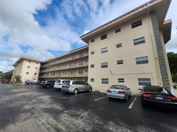 4191 NW 41st Street, Unit 211, Lauderdale Lakes, FL 33319