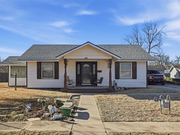 210 S Oak Avenue, Hennessey, OK 73742