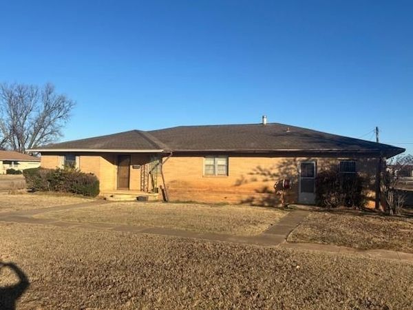 210 W Choctaw Street, Lindsay, OK 73052