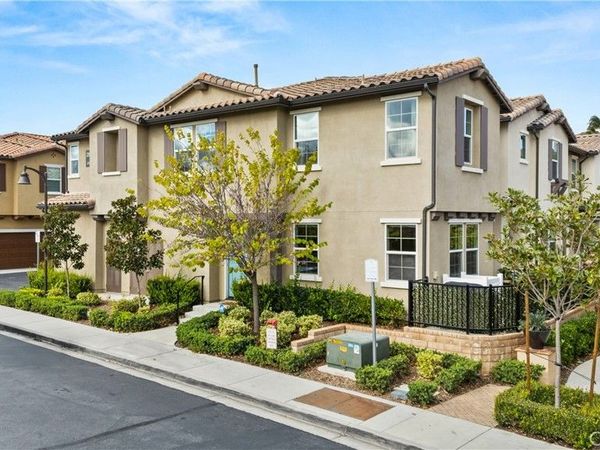 28687 Jardineras, Valencia, CA 91354