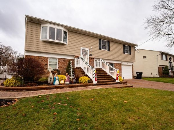 15 Westminister Lane, West Islip, NY 11795