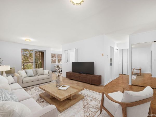 10 Ipswich Avenue, Unit 4M, Great Neck, NY 11021