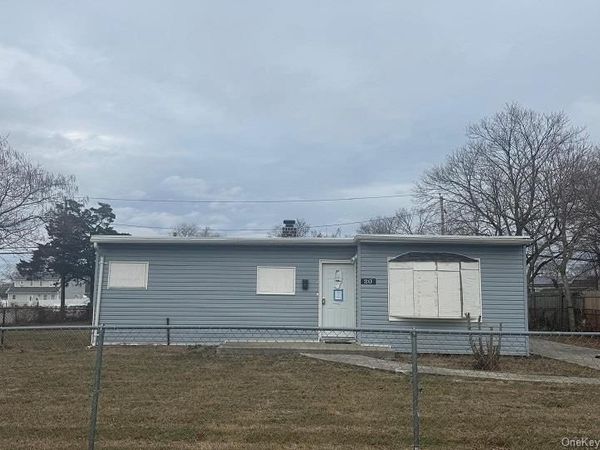 20 Somerset Road N, Amityville, NY 11701