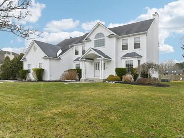 39 Island Trail, Mount Sinai, NY 11766