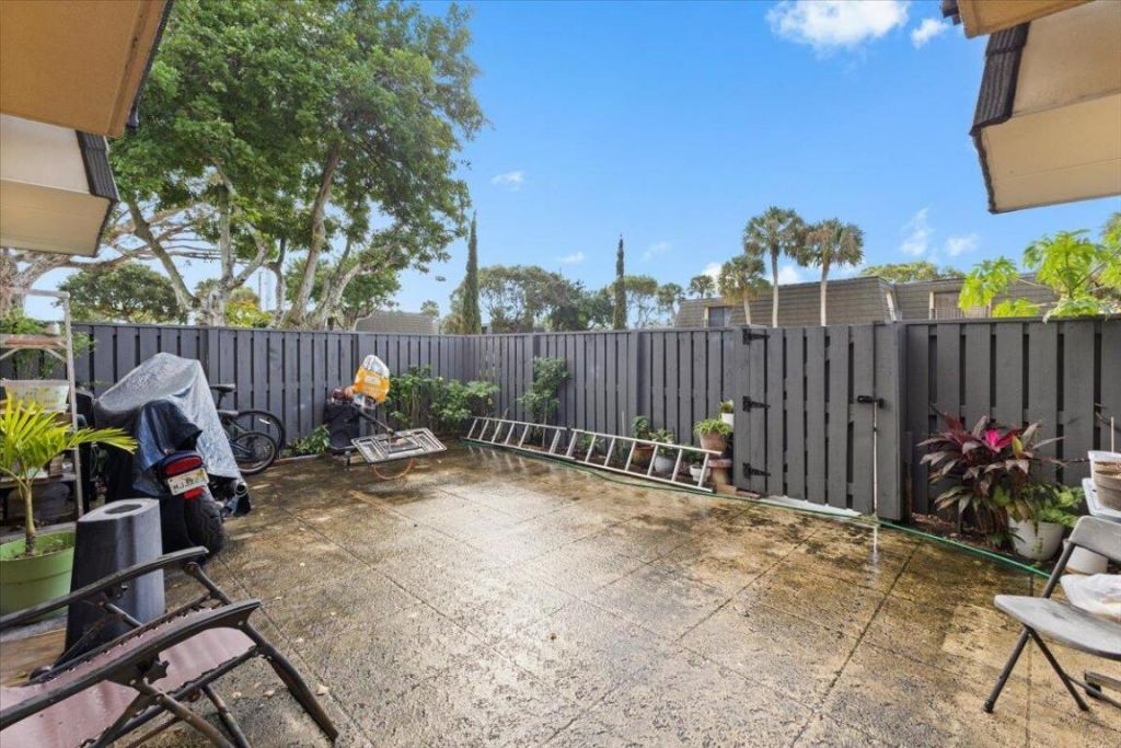 2704 27th Way, West Palm Beach, FL 33407 Photo