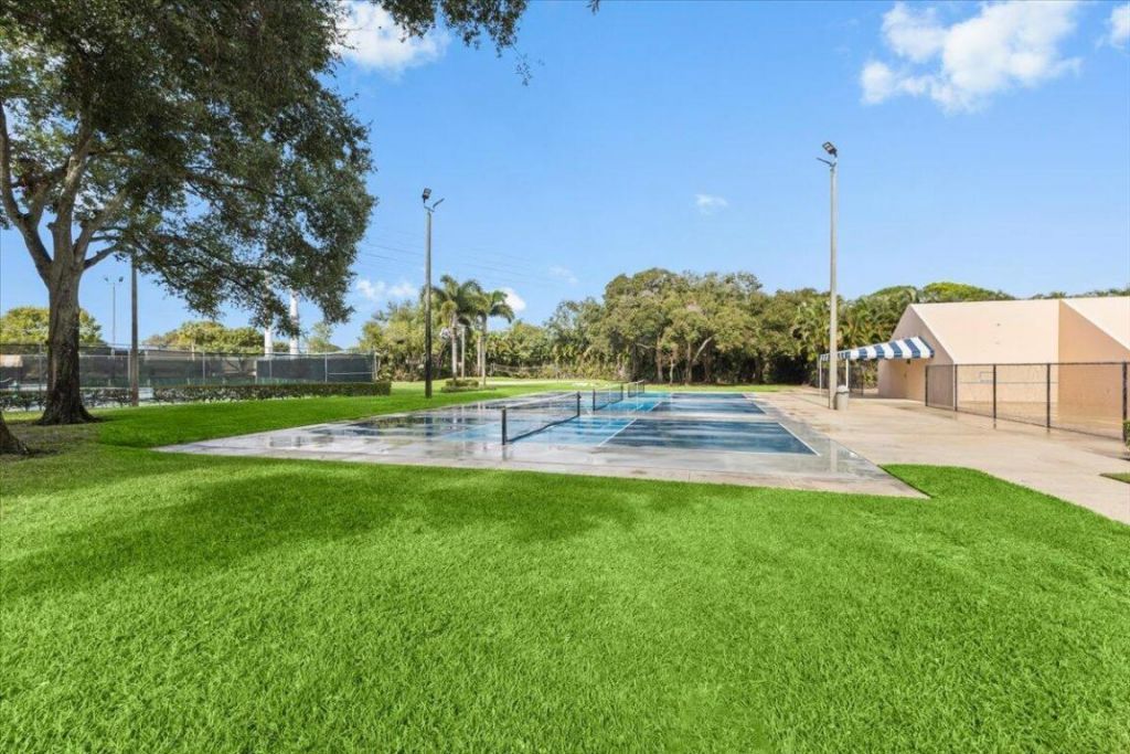 2704 27th Way, West Palm Beach, FL 33407 Photo