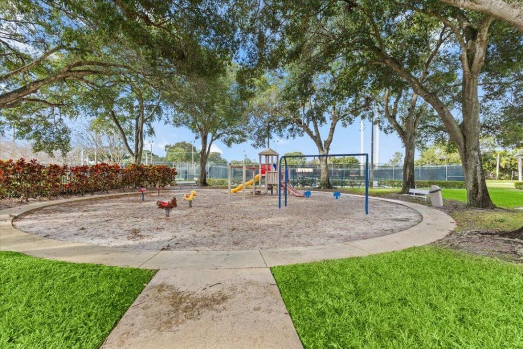 2704 27th Way, West Palm Beach, FL 33407 Photo