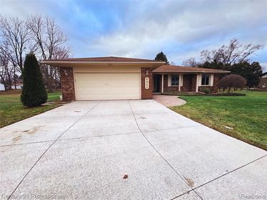6820 Emerald Shores Drive, Troy, MI 48085