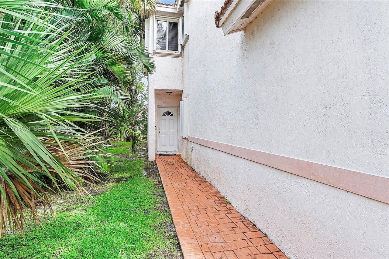 7659 Tamarac Island Circle, Tamarac, FL 33321 Photo