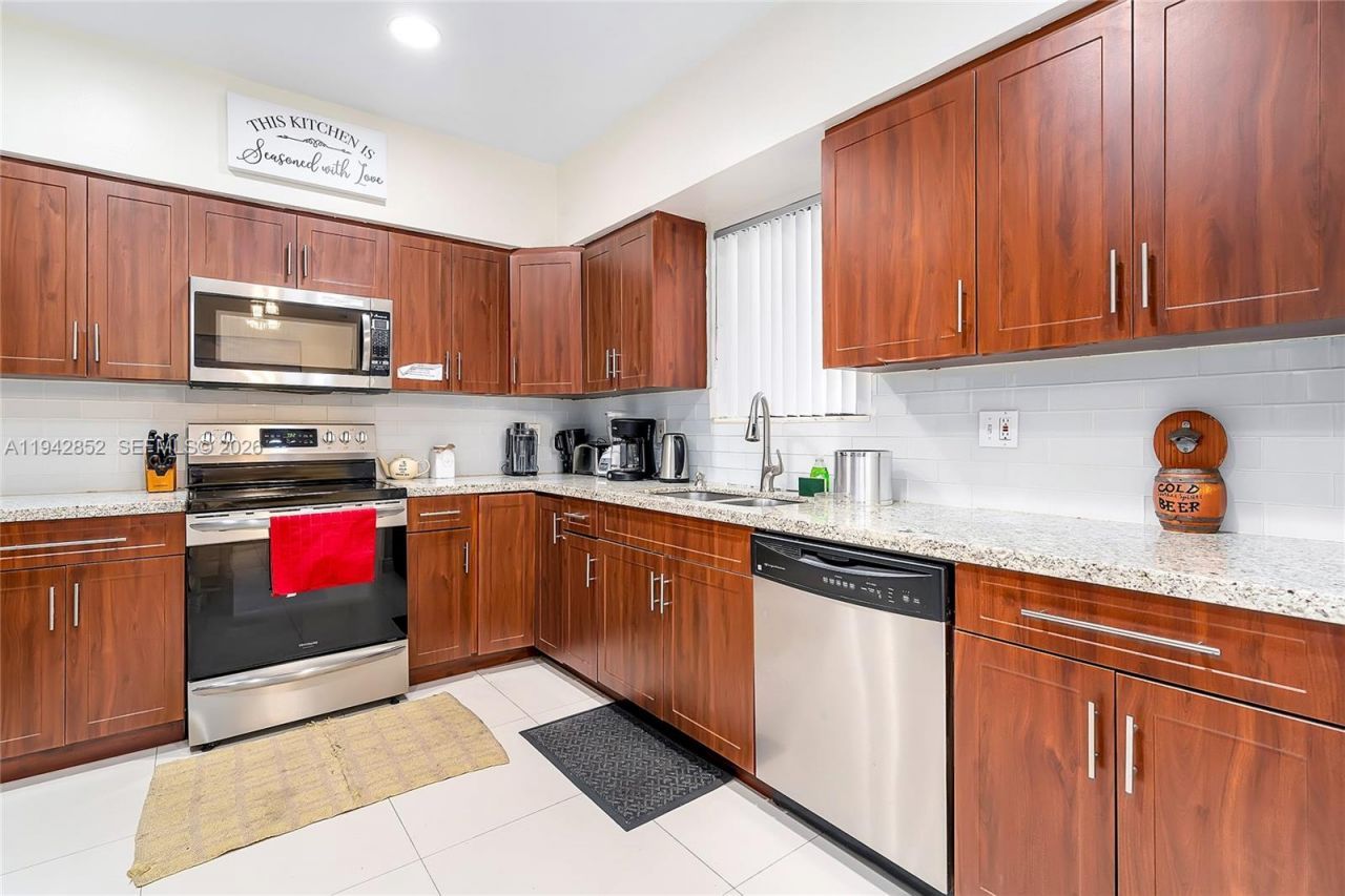 13521 NE 1st Ave , Miami, FL 33161 Photo