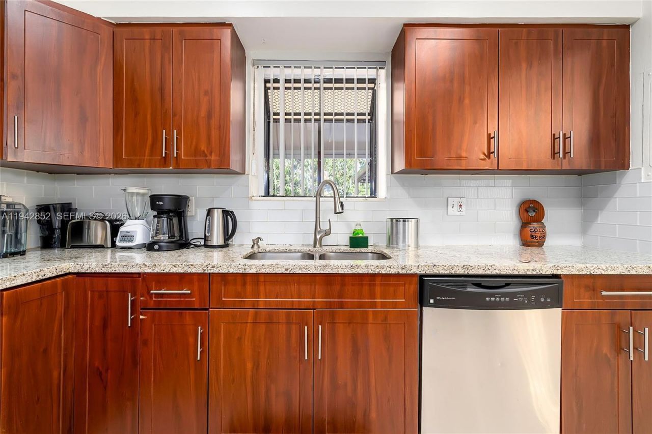 13521 NE 1st Ave , Miami, FL 33161 Photo